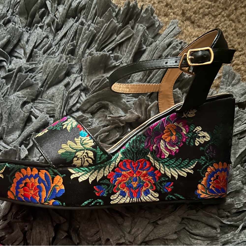 Colorful embroidered wedges? 💖✨🥰